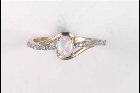 10k Yellow gold opal ring